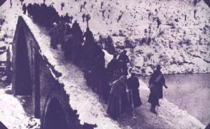 Повлачење српске војске преко Везировог моста у Албанији
