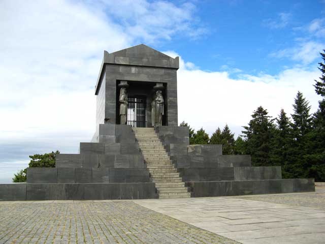 Споменик Незнаном јунаку на Авали посвећен жртвама Првог светског рата и Балканских ратова